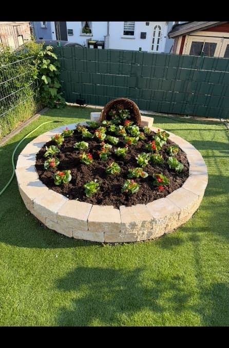 Angelegtes rundes Blumenbeet als Gartendekoration
