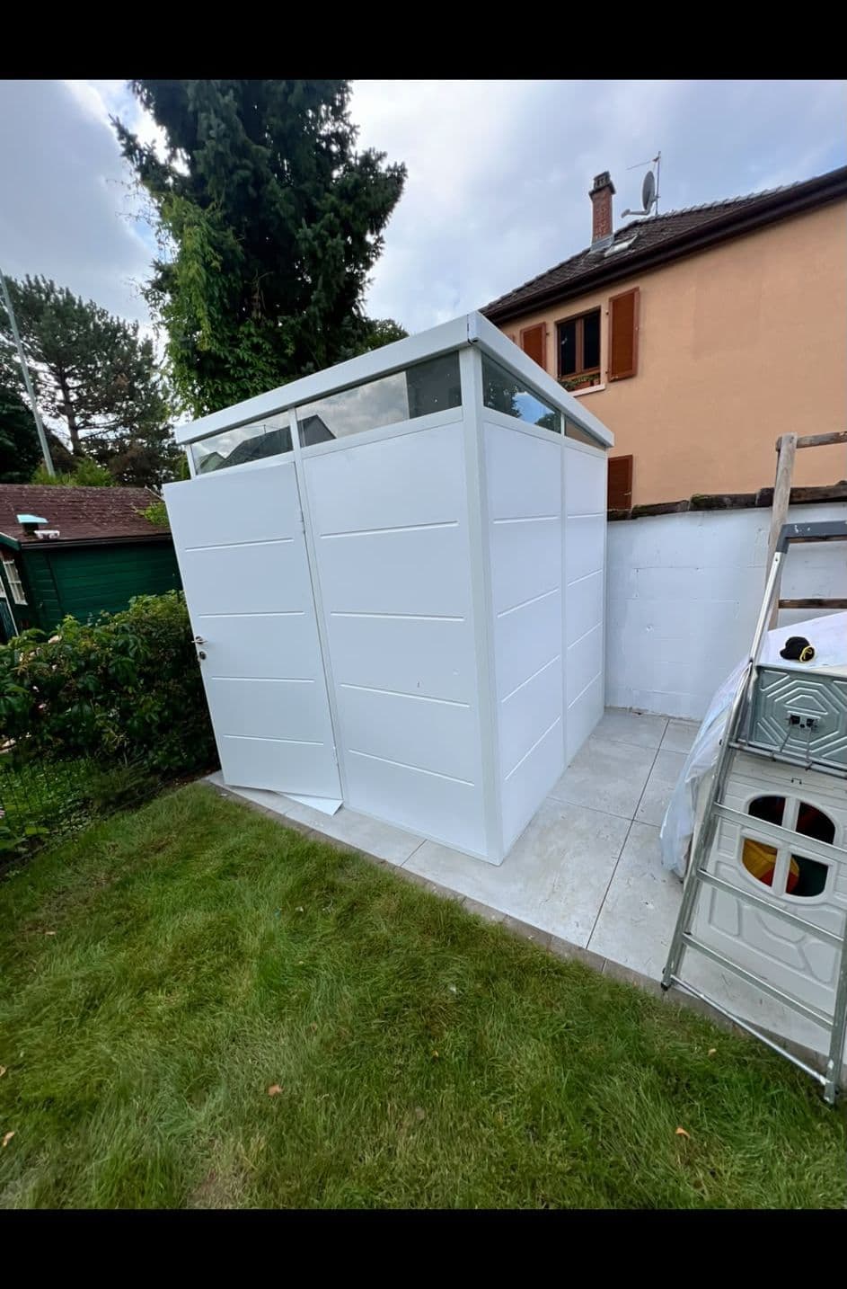 Neu montiertes Gartenhaus im Garten