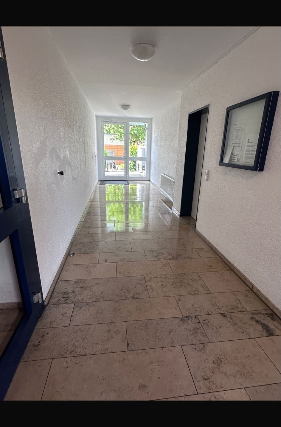 Gereinigter Hausflur mit glänzendem Boden