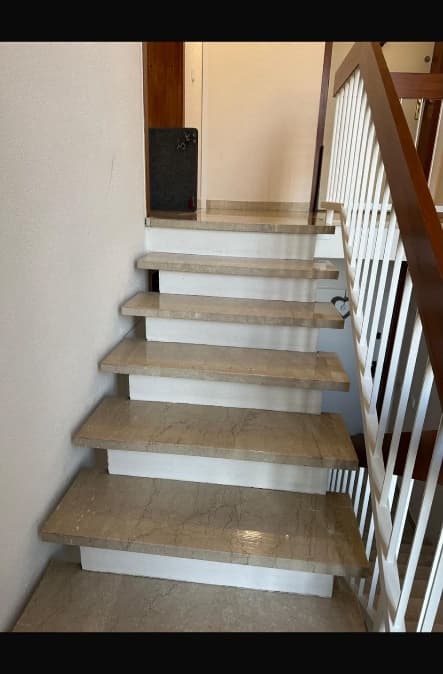 Gereinigtes Treppenhaus mit Marmorstufen