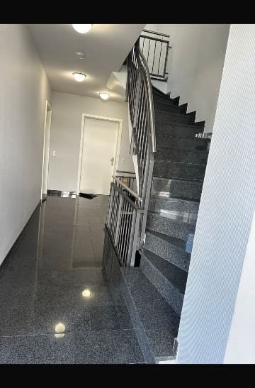 Glänzend gereinigtes Treppenhaus mit Geländer