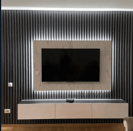 Maßgefertigte TV-Wand mit Holzlamellen
