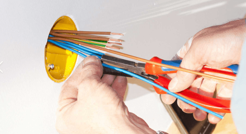 Fachgerechte Elektroinstallation an der Wand