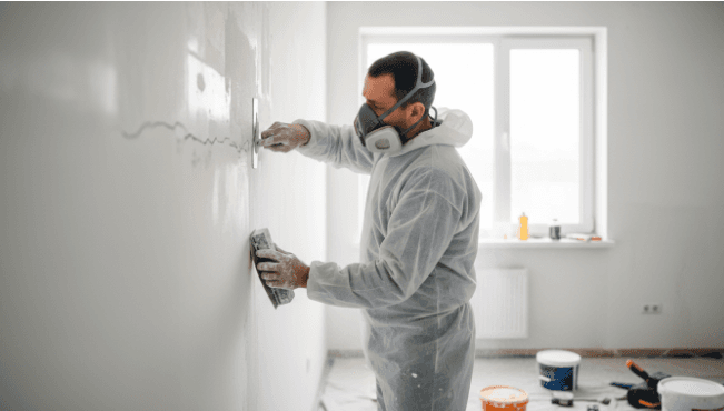 Spachtelarbeiten an der Wand vor dem Anstrich